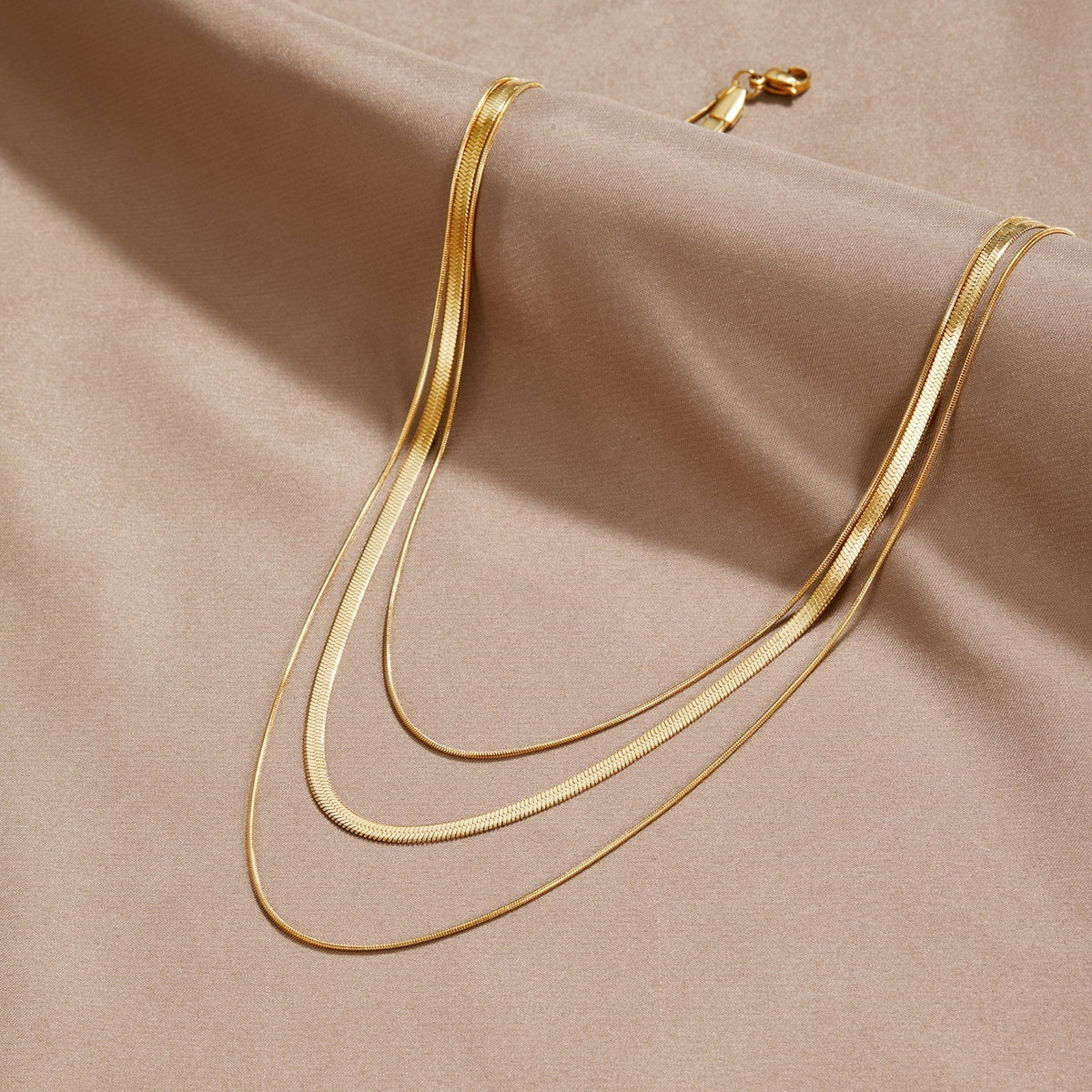 Alix – Collar dorado de varias hileras