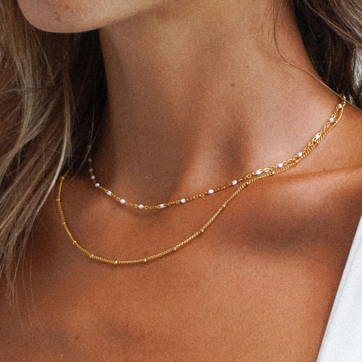 Aveline – Collar doble con perlas doradas y esmalte