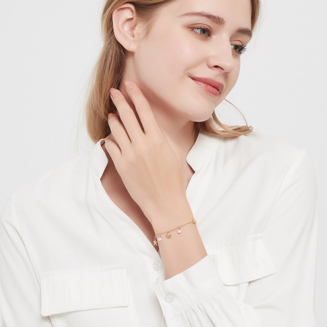 Pulsera con colgante de concha y estrella de mar