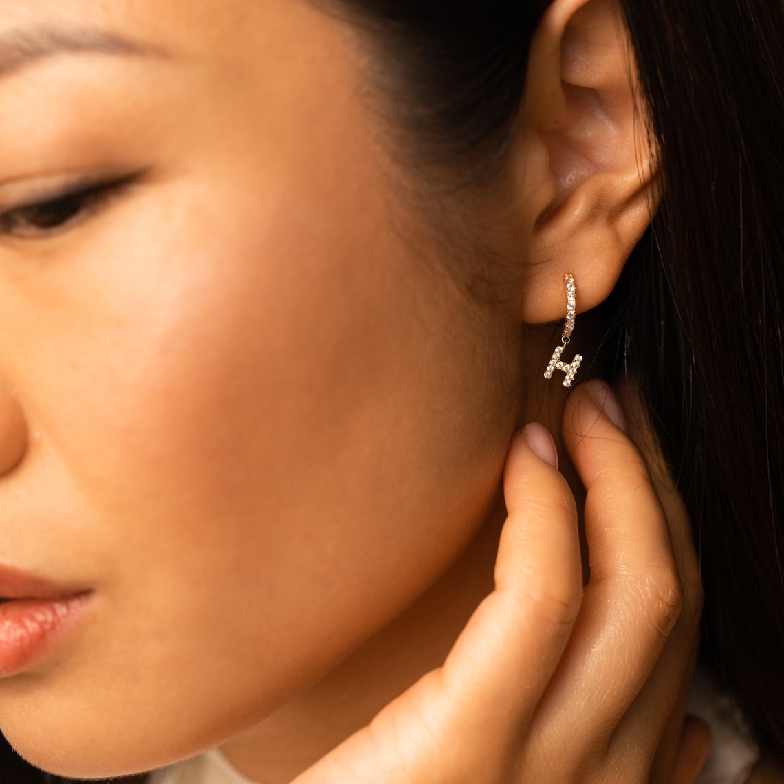 Pendientes con letras de diamante - Pendientes Huggie sutiles