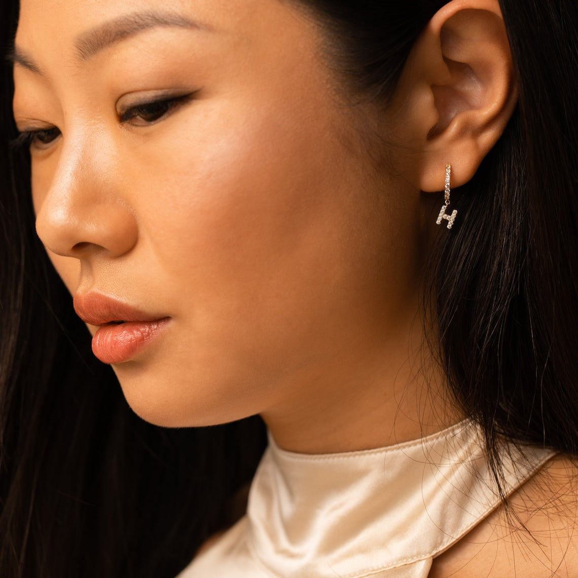 Pendientes con letras de diamante - Pendientes Huggie sutiles