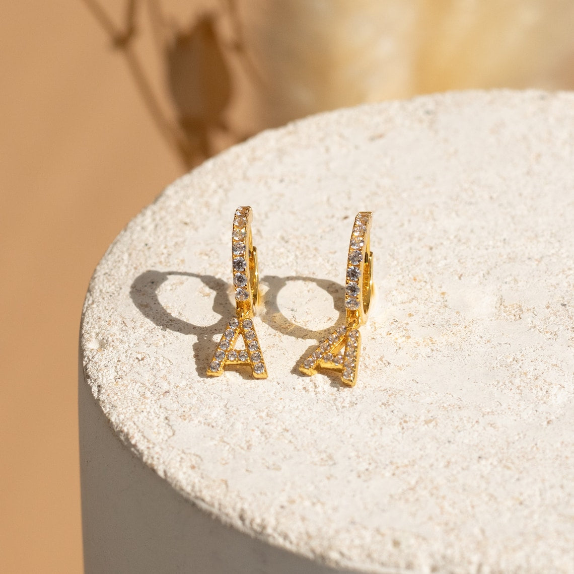 Pendientes con letras de diamante - Pendientes Huggie sutiles