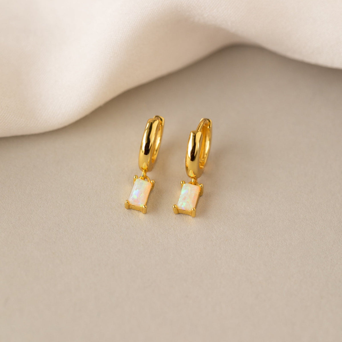 Aros Baguette de piedra de nacimiento - Pendientes Huggies de piedra de nacimiento