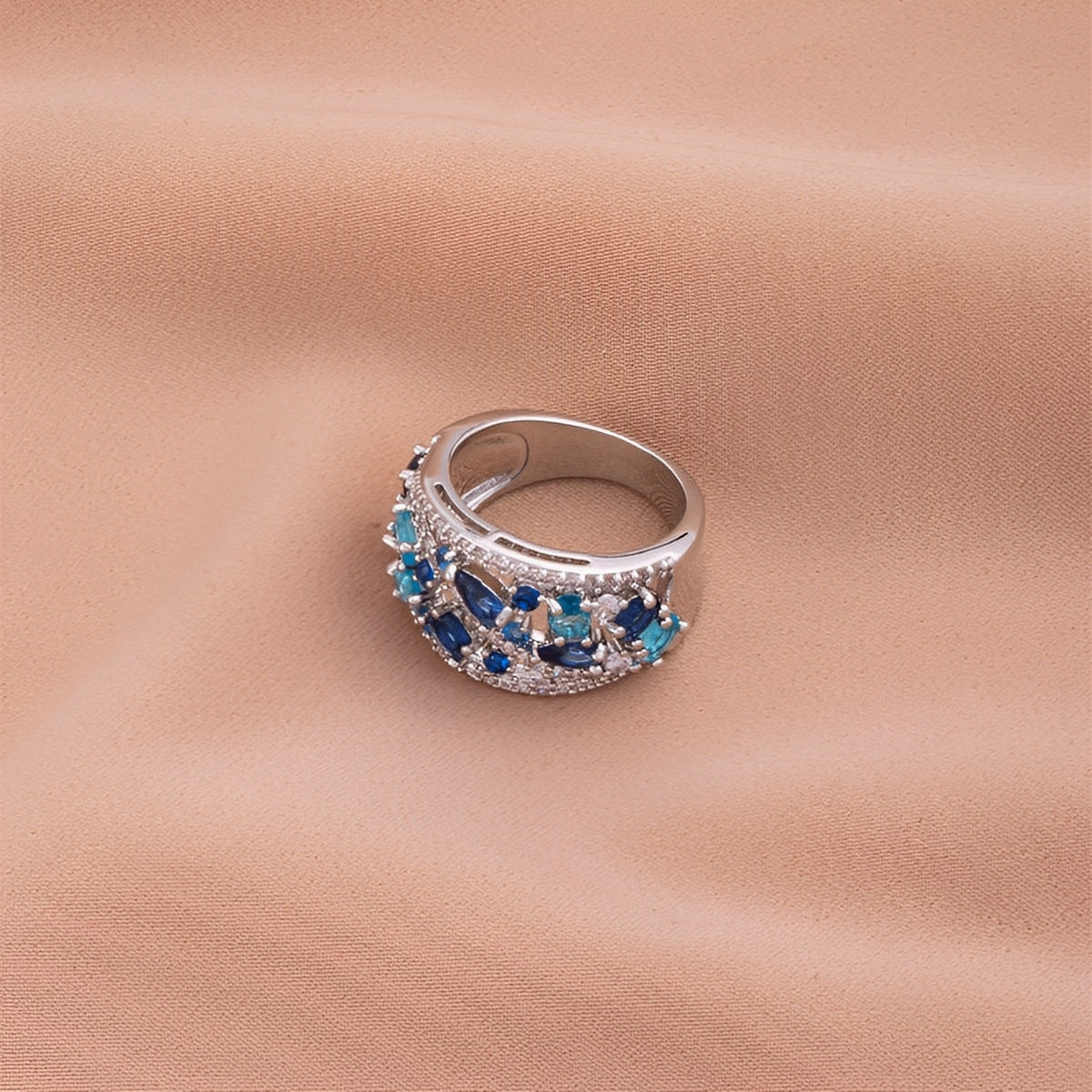 Julie – Anillo antiguo con zirconia azul y detalle dorado