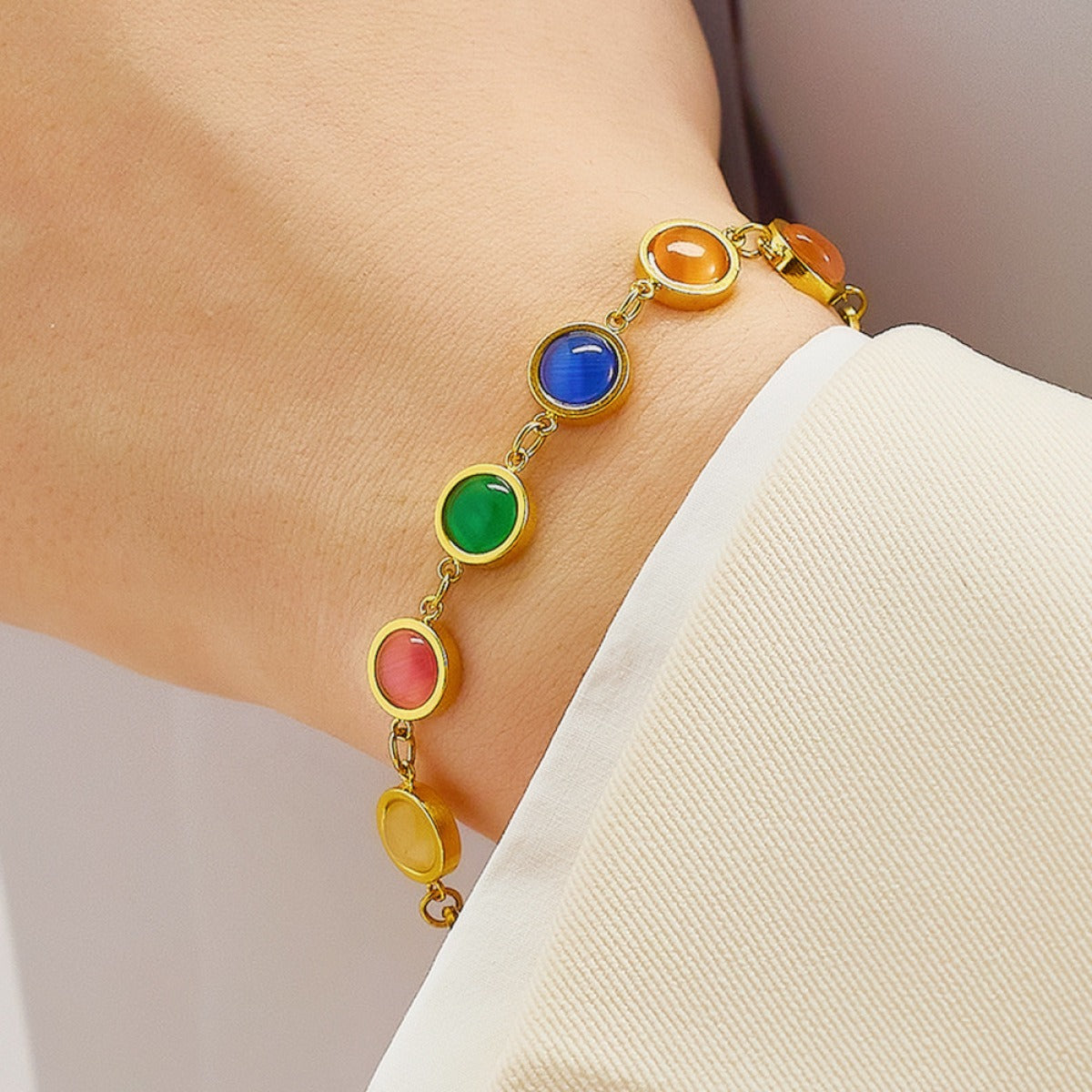 Maisie – Pulsera dorada con piedra colorida