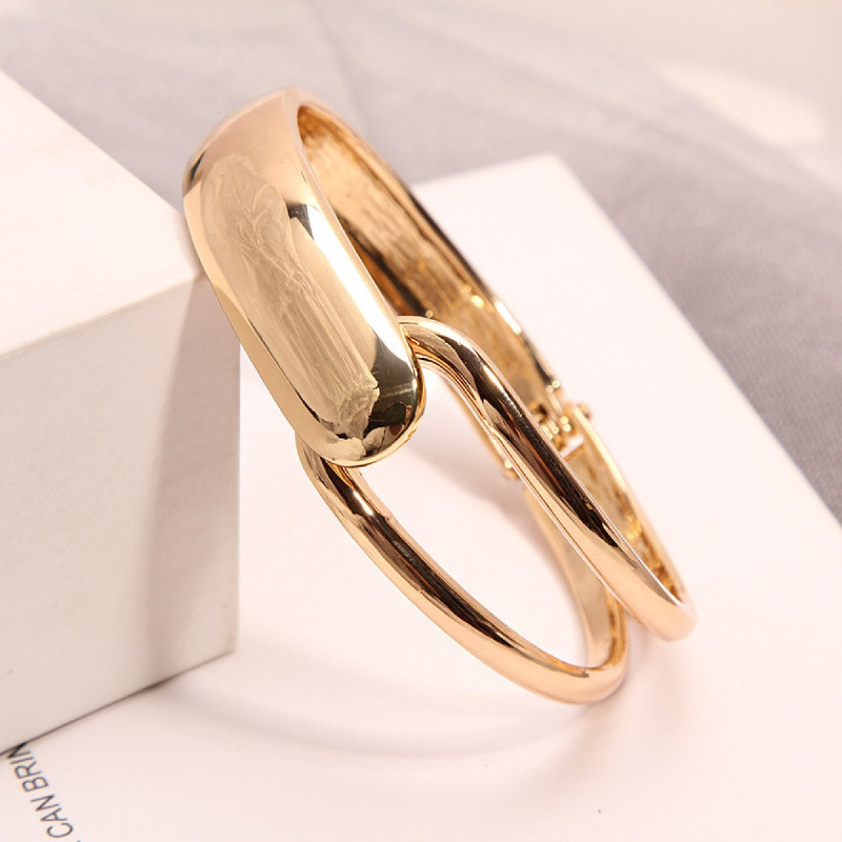 Alyssa – Pulsera dorada elegante