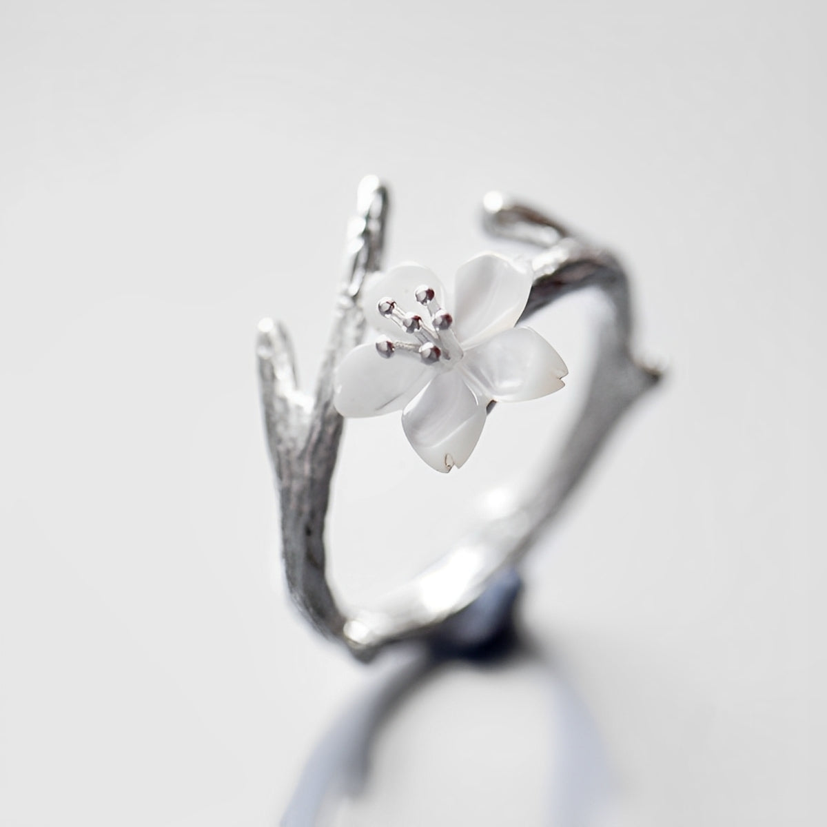 Lilou – Anillo vintage regulable con flor blanca