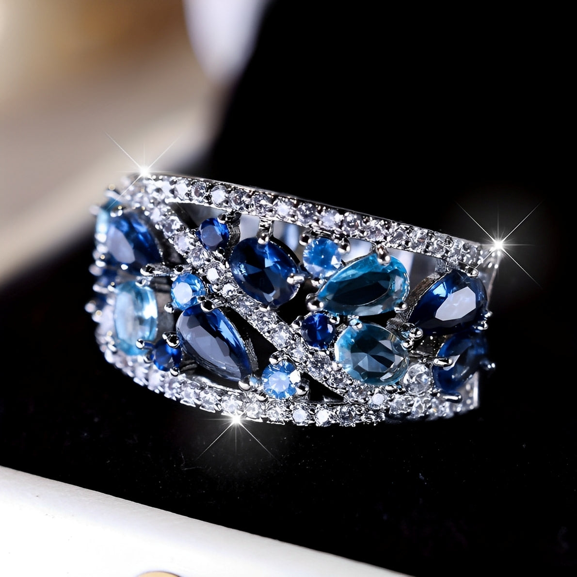 Julie – Anillo antiguo con zirconia azul y detalle dorado