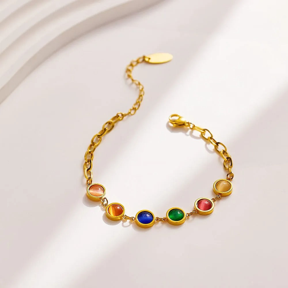 Maisie – Pulsera dorada con piedra colorida