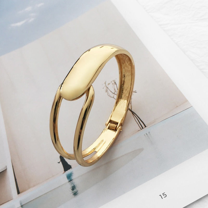 Alyssa – Pulsera dorada elegante
