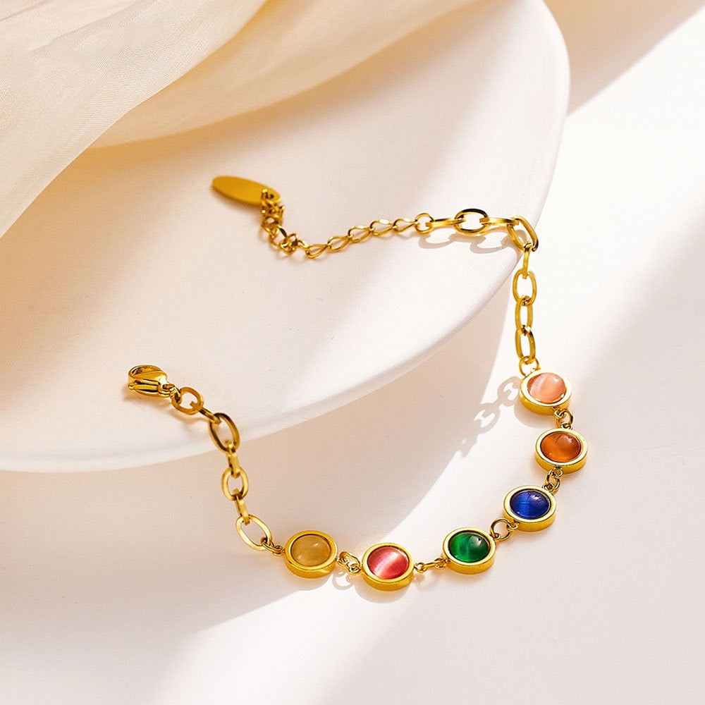 Maisie – Pulsera dorada con piedra colorida