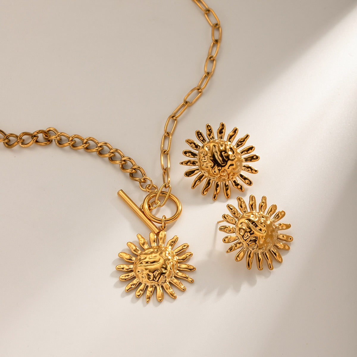 Milly – Collar impactante flor de girasol dorada