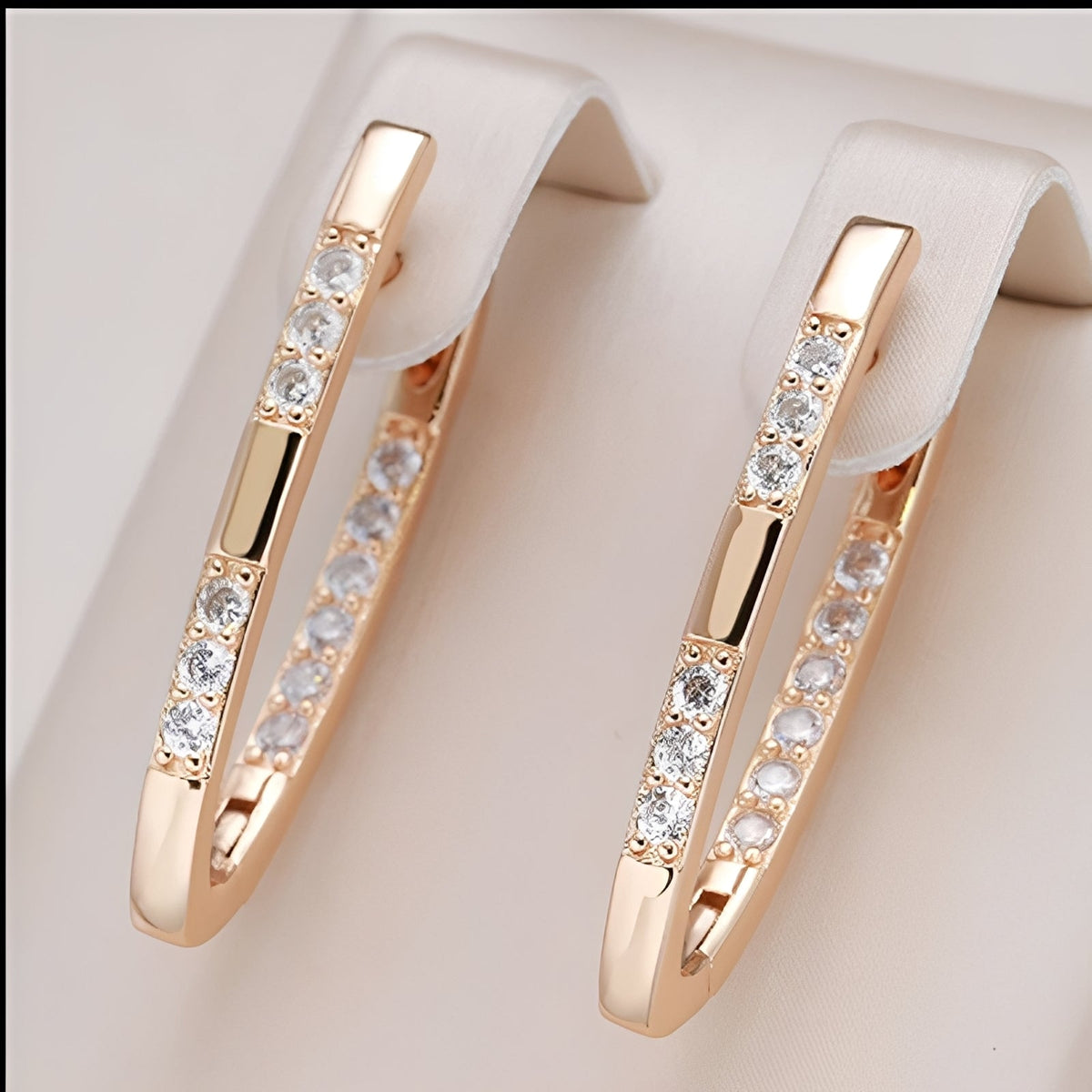 Cleah – Pendientes sofisticados de zirconia dorada