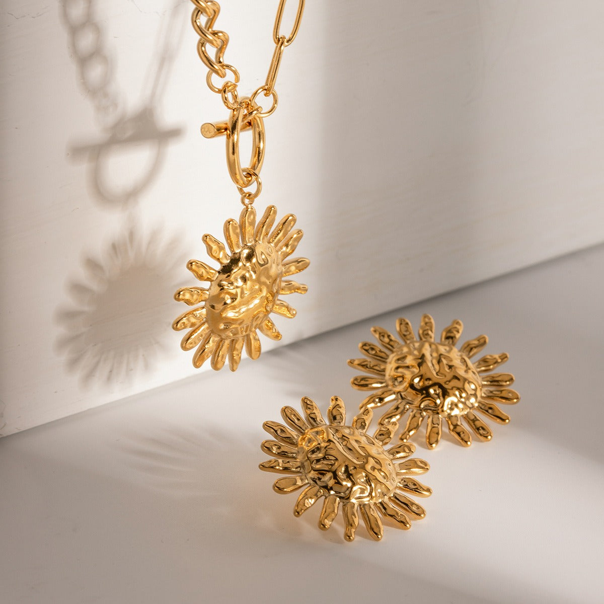 Milly – Collar impactante flor de girasol dorada