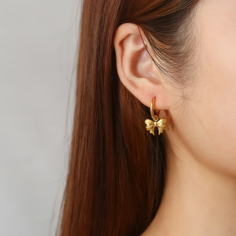 Carla – Aretes lazo bañados en oro