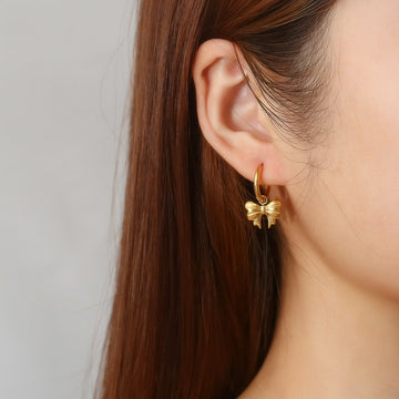 Carla – Aretes lazo bañados en oro