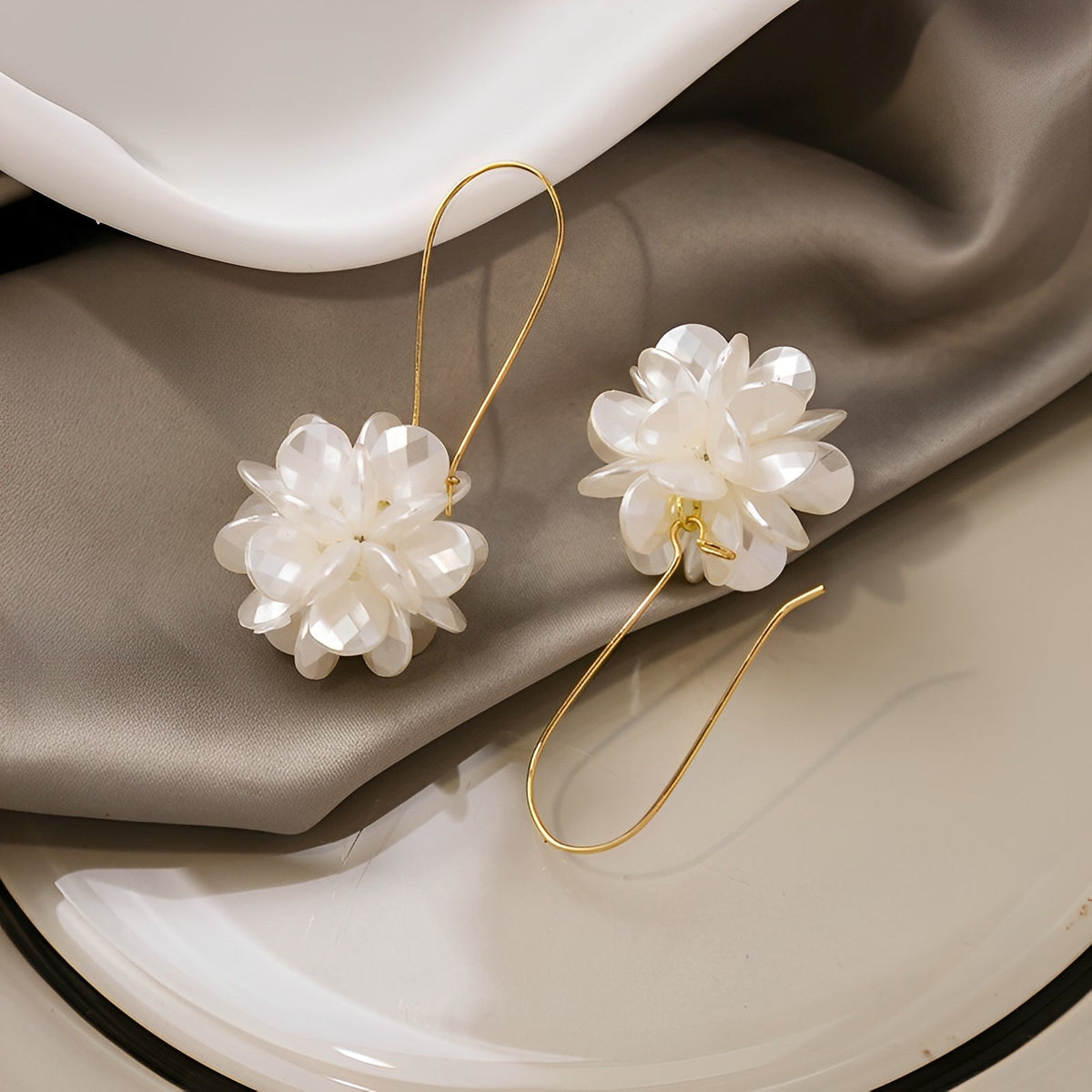 Florina – Pendientes de flores blancas con encanto natural