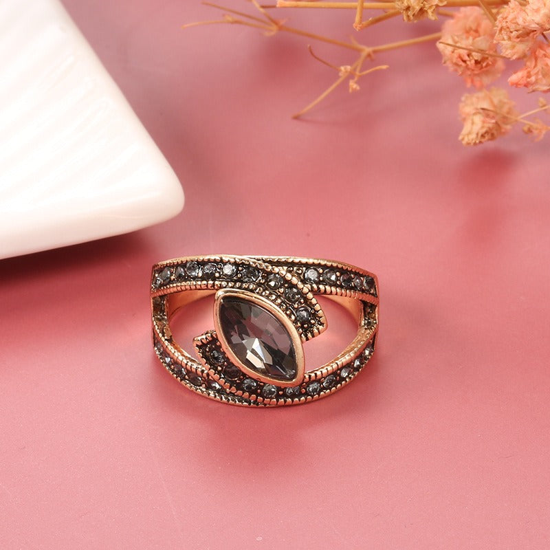 Amena – Anillo Sofisticado de Cristal Oscuro