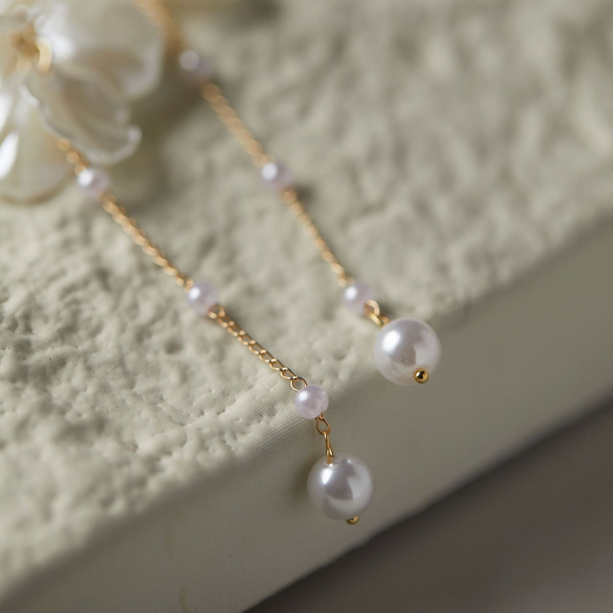 Rhia – Pendientes de pétalos de flores de hadas con perla y borlas