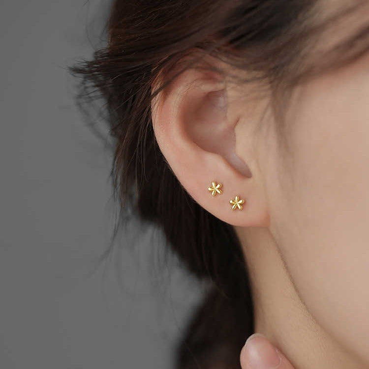 Lily – Pendientes dorados pequeños
