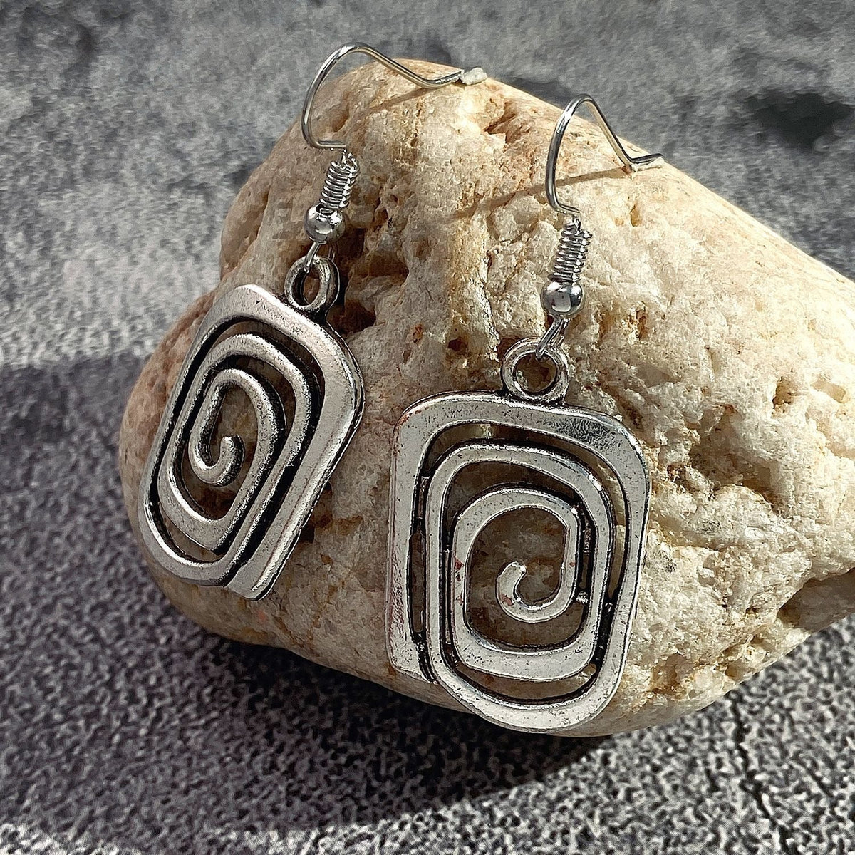 Eva – Pendientes Espirales Retro en Plata