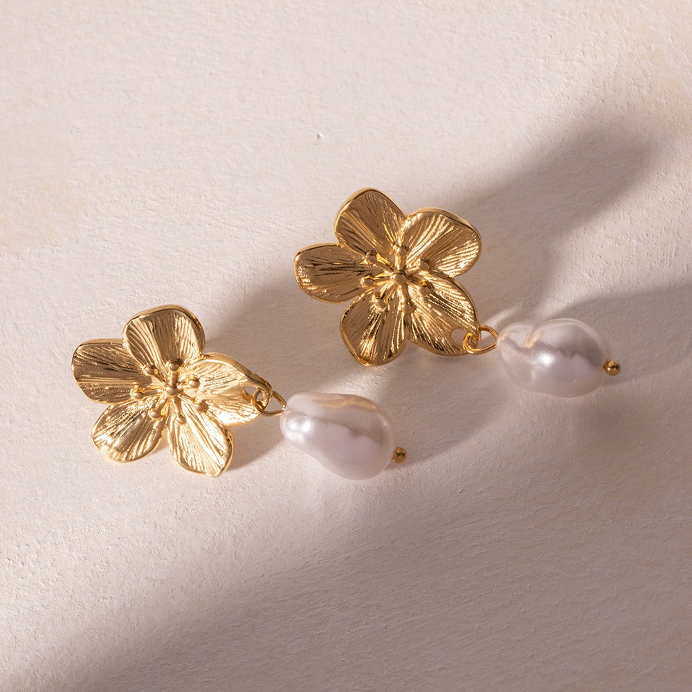 Ember – Pendientes florales con perlas doradas
