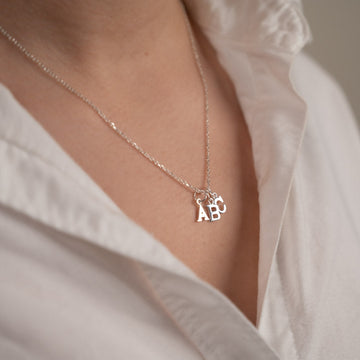 Nadia - Colgante con letra de plata