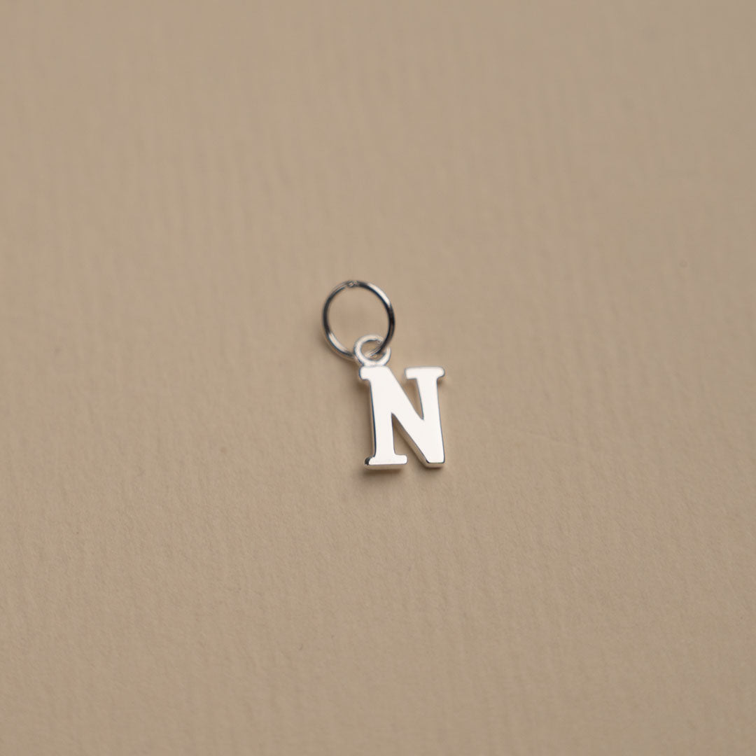 Nadia - Colgante con letra de plata