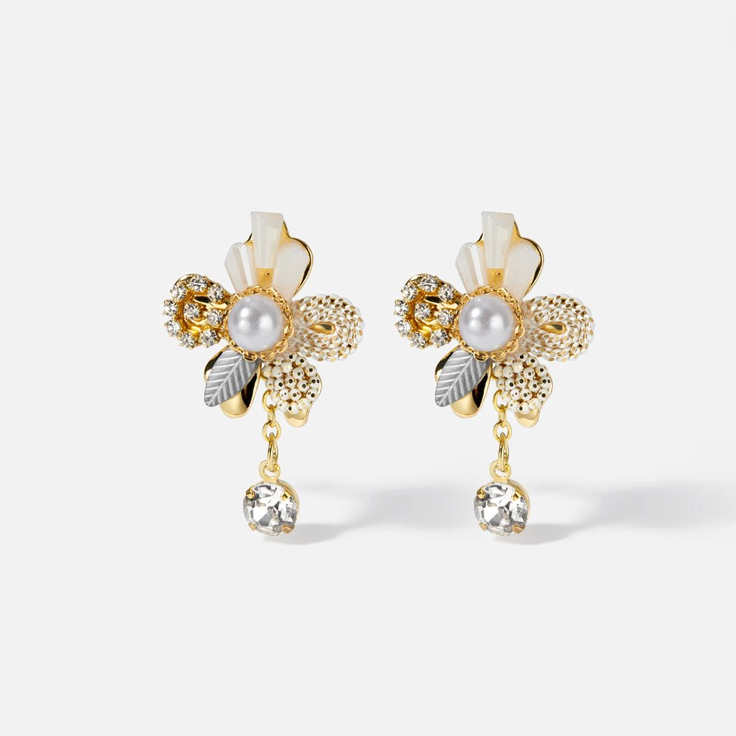 Pendientes florales con perlas y borlas de cristal
