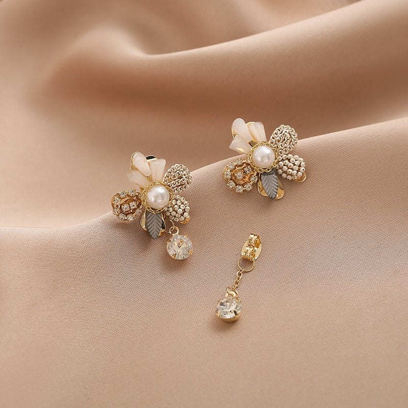 Pendientes florales con perlas y borlas de cristal