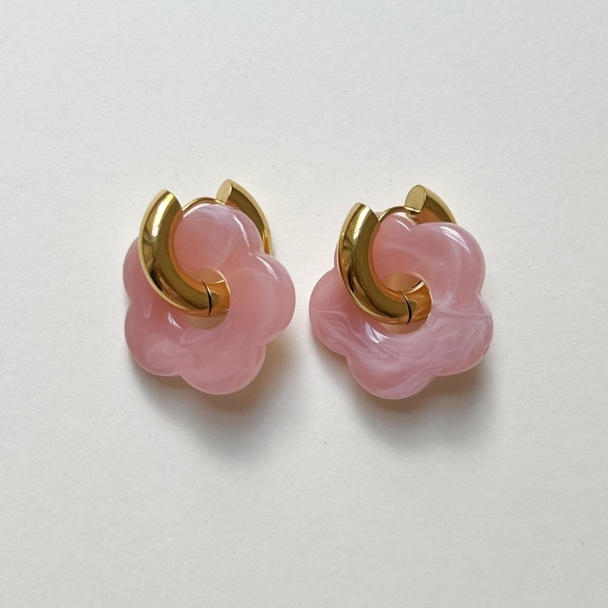 Aros de donut rosa con encanto floral