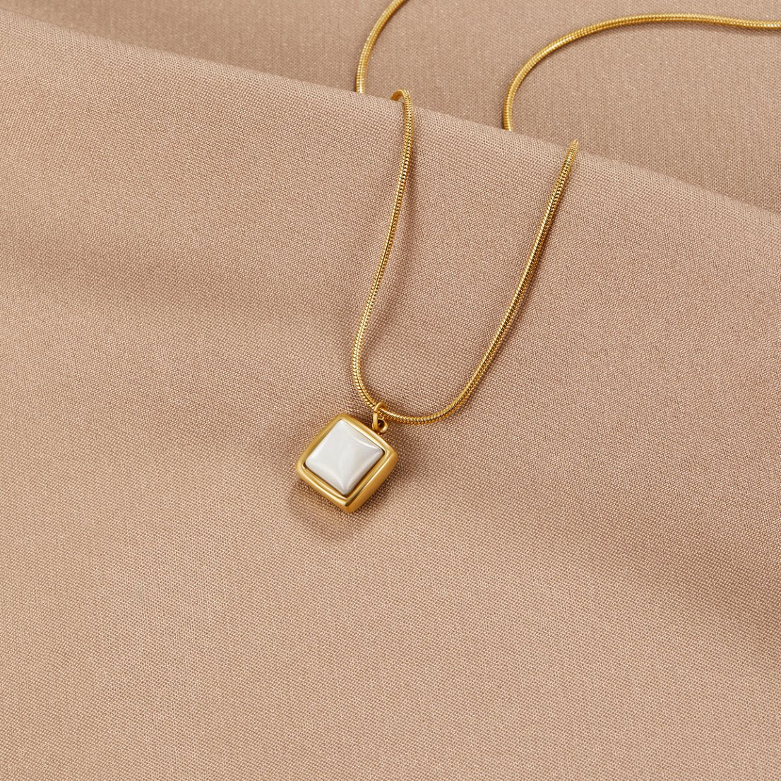 Riva – Collar con colgante de piedra lunar iridiscente