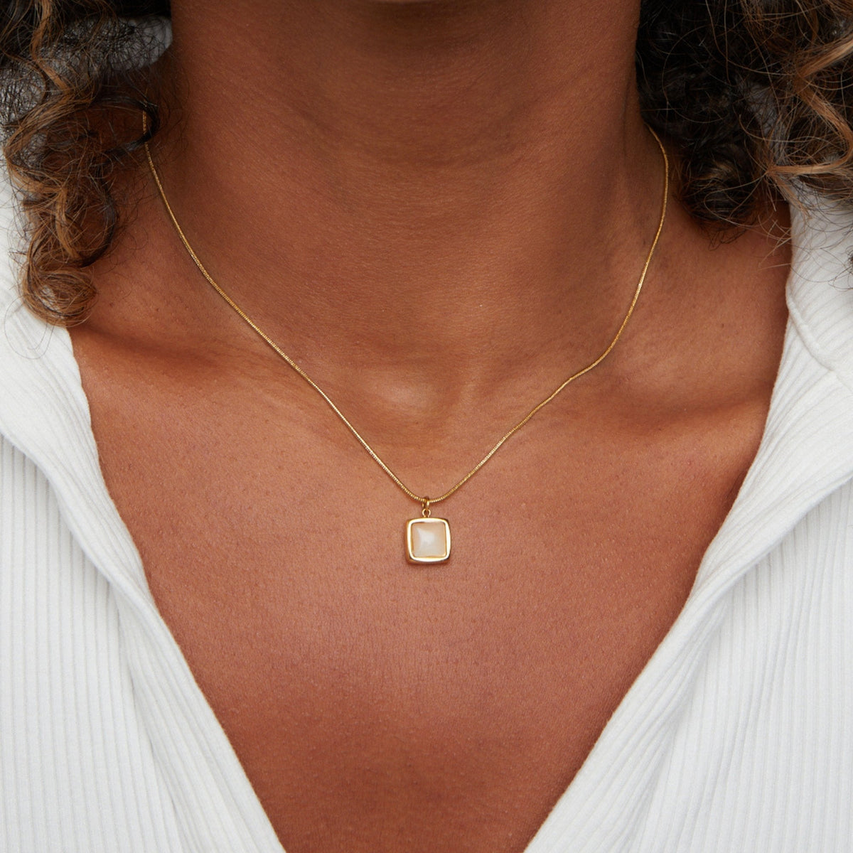 Riva – Collar con colgante de piedra lunar iridiscente