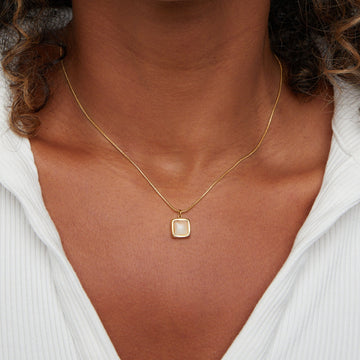 Riva – Collar con colgante de piedra lunar iridiscente