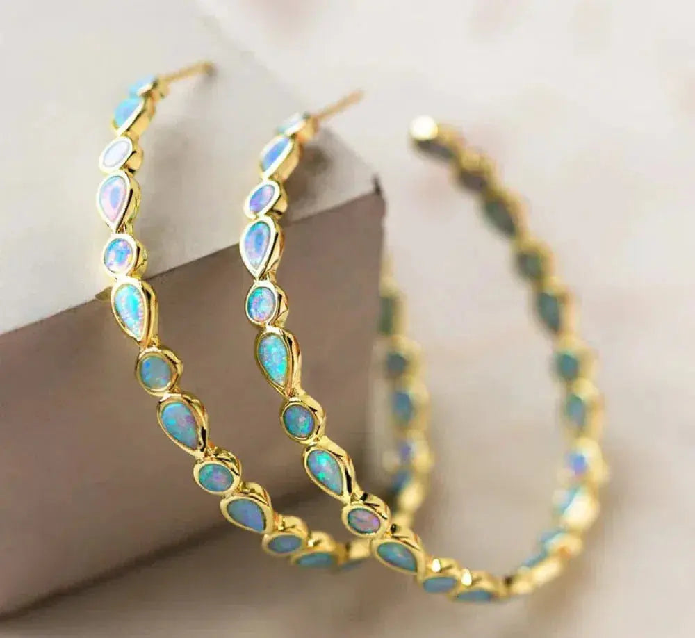 Brillo elegante - Pendientes de ópalo azul y dorado